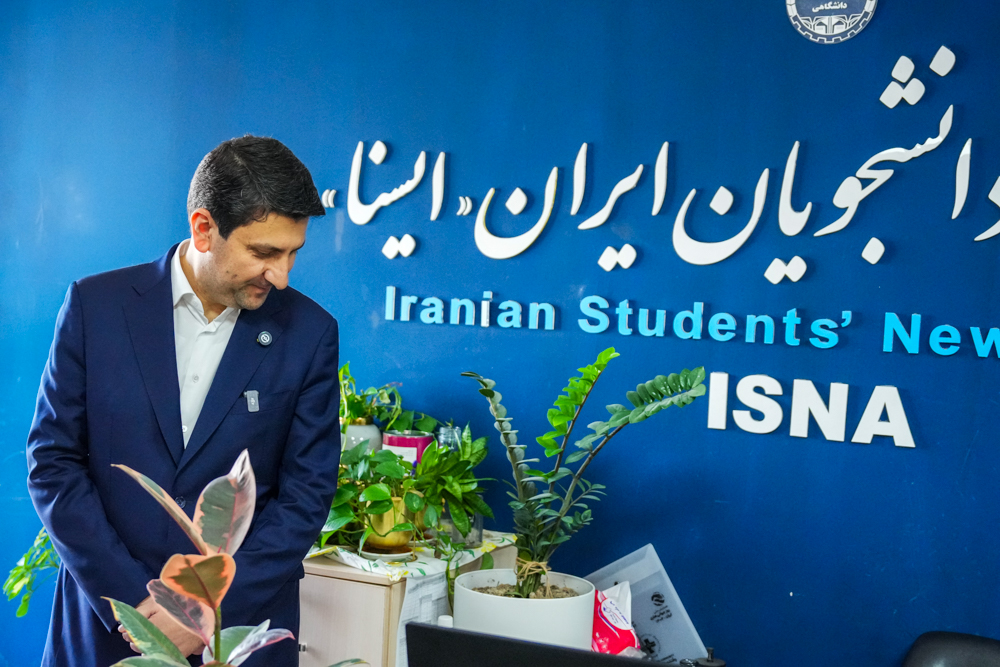 بازدید وزیر ارتباطات از خبرگزاری ایسنا به مناسبت روز خبرنگار
