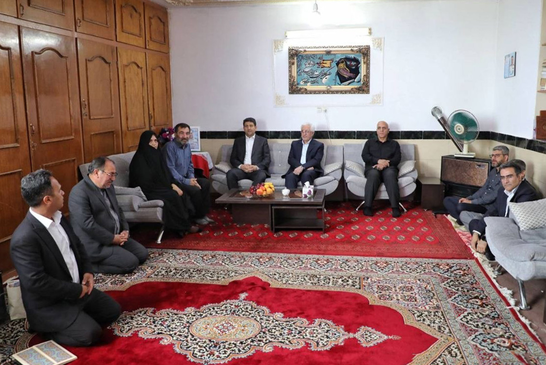 دیدار وزیر ارتباطات با خانواده شهید امیر بهادر مایوان