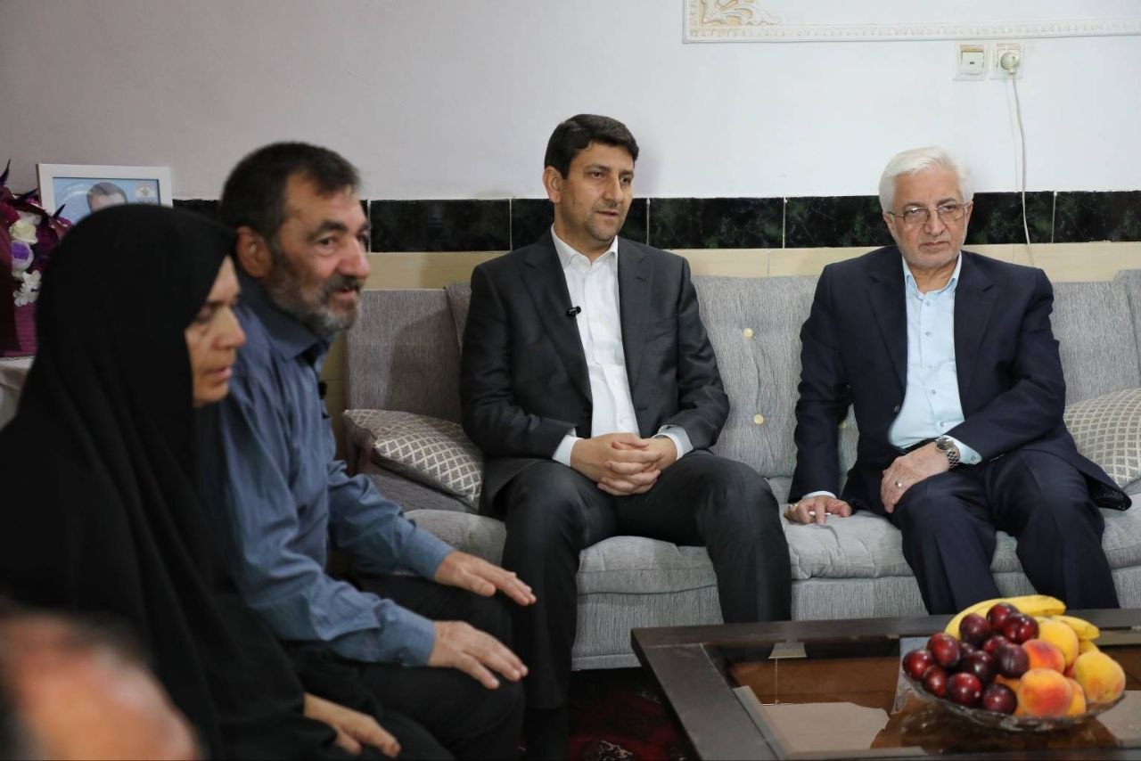 دیدار وزیر ارتباطات با خانواده شهید امیر بهادر مایوان