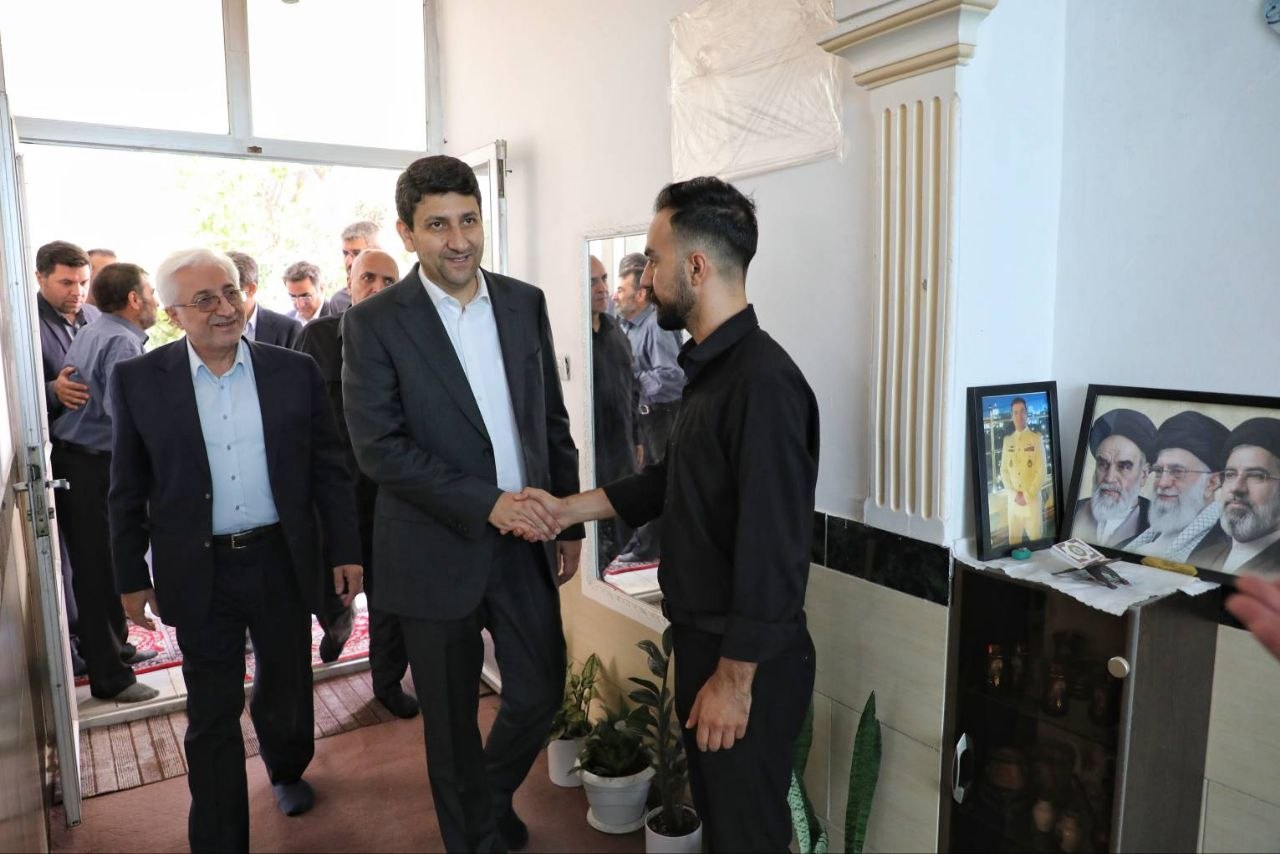 دیدار وزیر ارتباطات با خانواده شهید امیر بهادر مایوان