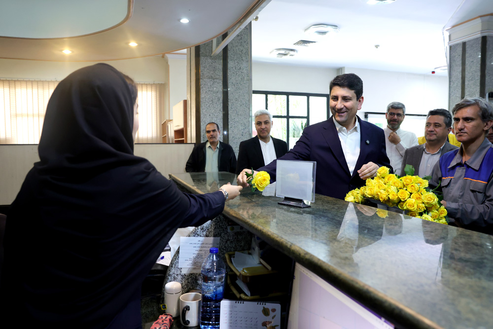 بازدید وزیر ارتباطات از اداره پست شهید مفتح به مناسبت روز جهانی پست