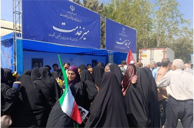 همزمان با هفته دولت و با هدف تقویت ارتباط مستقیم با مردم انجام شد برگزاری میز خدمت وزارت ارتباطات در مصلی امام خمینی(ره)